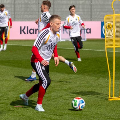 Report 24 03 2026 First training session for the mens national soccer team at adidas in Herzogenaurach ahead of the international matches against Switzerland and Ghana Chris Führich on the ball Herzogenaurach Bavaria Germany