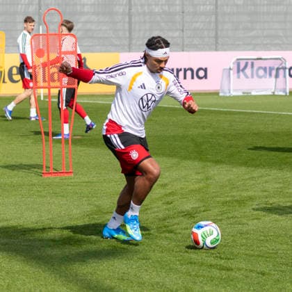 Report 24 03 2026 First training session for the mens national soccer team at adidas in Herzogenaurach ahead of the international matches against Switzerland and Ghana Serge Gnabry trains on the ball Herzogenaurach Bavaria Germany