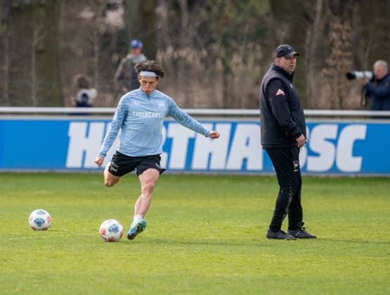 Soccer, Men, Season 2025 26, 2 Bundesliga, Hertha BSC, Training, f l Fabian Reese Hertha BSC , Goalkeeper coach Andreas Menger Hertha BSC , 24 03 2026, Copyright: xSebastianxRäppold MatthiasxKochx