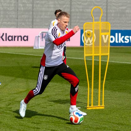Report 24 03 2026 First training session for the mens national soccer team at adidas in Herzogenaurach ahead of the international matches against Switzerland and Ghana Chris Führich on the ball Herzogenaurach Bavaria Germany