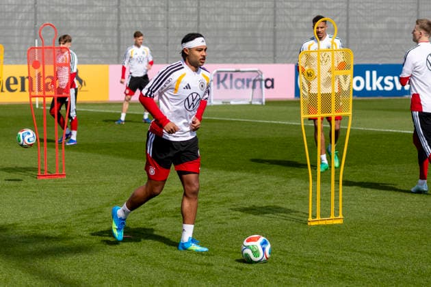 Report 24 03 2026 First training session for the mens national soccer team at adidas in Herzogenaurach ahead of the international matches against Switzerland and Ghana Serge Gnabry trains on the ball Herzogenaurach Bavaria Germany