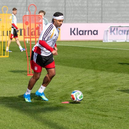 Report 24 03 2026 First training session for the mens national soccer team at adidas in Herzogenaurach ahead of the international matches against Switzerland and Ghana Serge Gnabry trains on the ball Herzogenaurach Bavaria Germany