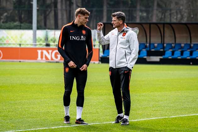 ZEIST lr Mickey van de Ven of the Netherlands and Assistant Coach Wim Jonk of the Dutch national team during the training of the Dutch national football team at the KNVB Campus in the run up to the World Cup friendly against Norway on March 24, 2026 in Zeist, the Netherlands Photo by Stefan Koops EYE4IMAGES DeFodi Images