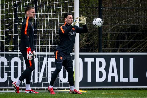 ZEIST lr Netherlands goalkeeper Bart Verbruggen and Netherlands goalkeeper Justin Bijlow during the training of the Dutch national football team at the KNVB Campus in the run up to the World Cup friendly against Norway on March 24, 2026 in Zeist, the Netherlands Photo by Stefan Koops EYE4IMAGES DeFodi Images