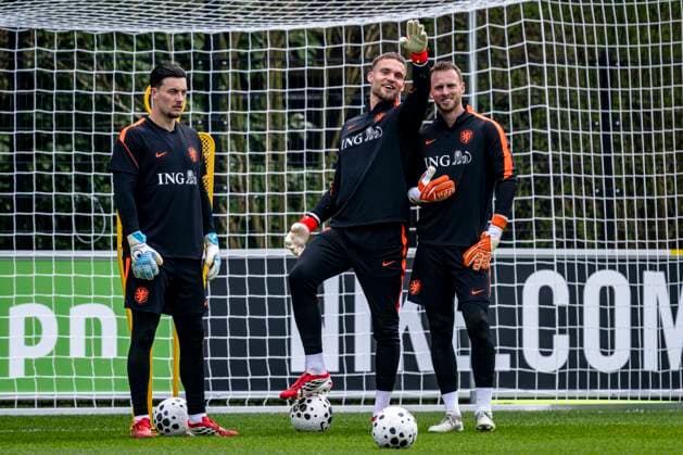 ZEIST lr Netherlands goalkeeper Justin Bijlow, Netherlands goalkeeper Bart Verbruggen and Netherlands goalkeeper Mark Flekken during the training of the Dutch national football team at the KNVB Campus in the run up to the World Cup friendly against Norway on March 24, 2026 in Zeist, the Netherlands Photo by Stefan Koops EYE4IMAGES DeFodi Images