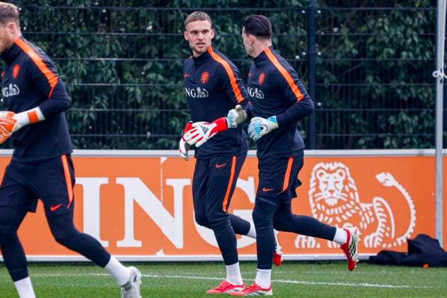 goalkeeper Bart Verbruggen of the Netherlands talks with goalkeeper Justin Bijlow of the Netherlands Training Session of the Netherlands national team, Nationalteam Netherlands Training Session and press conference, PK, Pressekonferenz Netherlands Training Session and Press Conference, KNVB Campus, March 24, 2026, Zeist, Netherlands.