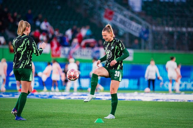 UWCL VfL Wolfsburg vs OL Lyonnes, 24 03 2026 Sarai Linder VfL Wolfsburg, 39 warming up UEFA Women s Champions League, quarter-final, first leg VfL Wolfsburg vs OL Lyonnes on 24 03 2026 at Volkswagen Arena, Wolfsburg DFB DFL REGULATIONS PROHIBIT ANY USE OF PHOTOGRAPHS AS IMAGE SEQUENCES AND OR QUASI VIDEO Copyright: xBEAUTIFULxSPORTS Tonhäuserx