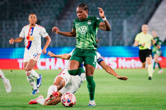 UWCL VfL Wolfsburg vs OL Lyonnes, 24 03 2026 Lineth Beerensteyn VfL Wolfsburg, 9 vs Wendie Renard OL Lyon, 3 UEFA Women s Champions League, quarter-final, first leg VfL Wolfsburg vs OL Lyonnes on 24 03 2026 at the Volkswagen Arena, Wolfsburg DFB DFL REGULATIONS PROHIBIT ANY USE OF PHOTOGRAPHS AS IMAGE SEQUENCES AND OR QUASI VIDEO Copyright: xBEAUTIFULxSPORTS Tonhäuserx