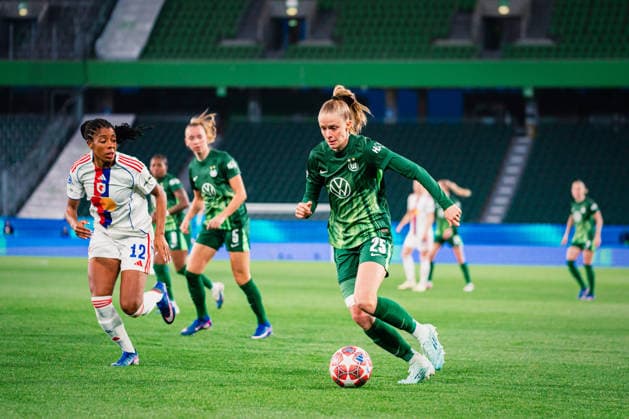 UWCL VfL Wolfsburg vs OL Lyonnes, 24 03 2026 Vivien Endemann VfL Wolfsburg, 25 on the ball UEFA Women s Champions League, quarter-final, first leg VfL Wolfsburg vs OL Lyonnes on 24 03 2026 at the Volkswagen Arena, Wolfsburg DFB DFL REGULATIONS PROHIBIT ANY USE OF PHOTOGRAPHS AS IMAGE SEQUENCES AND OR QUASI VIDEO Copyright: xBEAUTIFULxSPORTS Tonhäuserx
