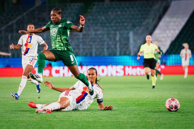 UWCL VfL Wolfsburg vs OL Lyonnes, 24 03 2026 Lineth Beerensteyn VfL Wolfsburg, 9 vs Wendie Renard OL Lyon, 3 UEFA Women s Champions League, quarter-final, first leg VfL Wolfsburg vs OL Lyonnes on 24 03 2026 at the Volkswagen Arena, Wolfsburg DFB DFL REGULATIONS PROHIBIT ANY USE OF PHOTOGRAPHS AS IMAGE SEQUENCES AND OR QUASI VIDEO Copyright: xBEAUTIFULxSPORTS Tonhäuserx
