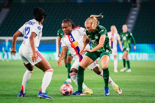 UWCL VfL Wolfsburg vs OL Lyonnes, 24 03 2026 Melchie Dumornay OL Lyon, 6 vs Ella Peddemors VfL Wolfsburg, 5 UEFA Women s Champions League, quarter-final, first leg VfL Wolfsburg vs OL Lyonnes on 24 03 2026 at the Volkswagen Arena, Wolfsburg DFB DFL REGULATIONS PROHIBIT ANY USE OF PHOTOGRAPHS AS IMAGE SEQUENCES AND OR QUASI VIDEO Copyright: xBEAUTIFULxSPORTS Tonhäuserx
