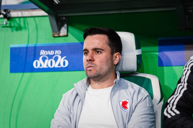 UWCL VfL Wolfsburg vs OL Lyonnes, 24 03 2026 Jonatan Giraldez Coach OL Lyon UEFA Women s Champions League, quarter-final, first leg VfL Wolfsburg vs OL Lyonnes on 24 03 2026 at Volkswagen Arena, Wolfsburg DFB DFL REGULATIONS PROHIBIT ANY USE OF PHOTOGRAPHS AS IMAGE SEQUENCES AND OR QUASI VIDEO Copyright: xBEAUTIFULxSPORTS Tonhäuserx