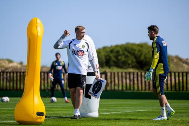 260324 Goalkeeper coach Linus Kandolin and goalkeeper Kristoffer Nordfeldt of the Swedish national football team during a training session on March 24, 2026 in Valencia Photo Joel Marklund BILDBYRAN kod JM JM0805 bbeng fotboll football soccer fotball vm kval fifa world cup qualifier qualifier träning practice training sverige sweden sverige a  Copyright: JOELxMARKLUND BB260324JM093