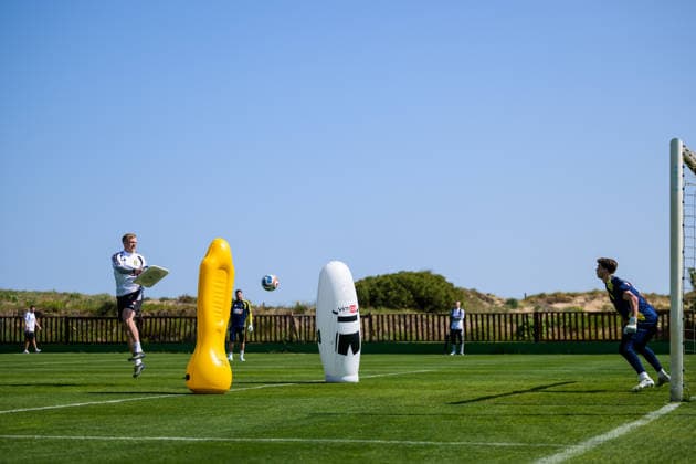 260324 Goalkeeper coach Linus Kandolin and goalkeeper Melker Ellborg of the Swedish national football team during a training session on March 24, 2026 in Valencia Photo Joel Marklund BILDBYRAN kod JM JM0805 bbeng fotboll football soccer fotball vm kval fifa world cup qualifier qualifier träning practice training sverige sweden sverige a  Copyright: JOELxMARKLUND BB260324JM094