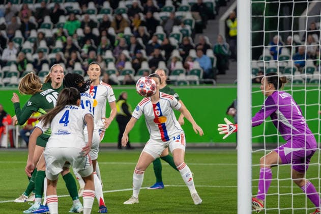 Germany, Football, UEFA, Womens Champions League, quarter-final, first leg 2025 2026 VfL Wolfsburg OL Lyonnes on 24 03 in Wolfsburg Volkswagen Arena Chance Svenja Huth VfL Wolfsburg 10 Christiane Endler OL Lyonnes 1 Copyright: xSvenxHeidmannx