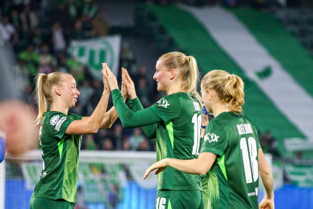 Germany Football UEFA Women™s Champions League 2025 2026, quarter-final VfL Wolfsburg vs OL Lyonnes Volkswagen Arena Wolfsburg Joy, emotions, jubilation Camilla Küver Camilla Kuver VfL Wolfsburg Women, 16 Janina Minge VfL Wolfsburg Women, 6 Ella Peddemors VfL Wolfsburg Women, 5 Wolfsburg Copyright: xAymanxAlahmedx
