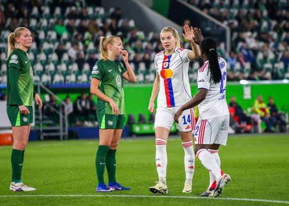 Germany Football UEFA Women™s Champions League 2025 2026, quarter-final VfL Wolfsburg vs OL Lyonnes Volkswagen Arena Wolfsburg Ada Hegerberg OL Lyonnes, 14 Tabitha Chawinga OL Lyonnes, 22 Ella Peddemors VfL Wolfsburg Women, 5 Wolfsburg Copyright: xAymanxAlahmedx