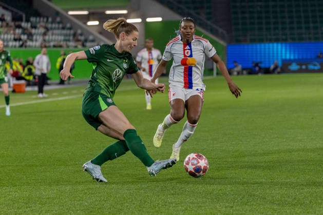Germany Football UEFA Women™s Champions League 2025 2026, quarter-final VfL Wolfsburg vs OL Lyonnes Volkswagen Arena Wolfsburg Linder Sarai VfL Wolfsburg, 39 in duel against Diani Kadidiatou OL Lyonnes, 11 Copyright: xMichellexLukax