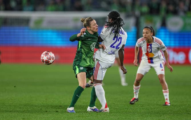 GER, Wolfsburg, VfL Wolfsburg vs Olympique Lyon, Womens Champions League, Football, UEFA, Season 2025 2026, AOK Arena, Quarter-final, First leg in the picture from l Svenja Huth VfL Wolfsburg Women 10 , Tabitha Chawinga Olympique Lyon Women 22 DFB DFL REGULATIONS PROHIBIT ANY USE OF PHOTOGRAPHS AS IMAGE SEQUENCES AND OR QUASI VIDEO, 24 03 2026 Copyright: HMBxMedia HendrikxHamelau