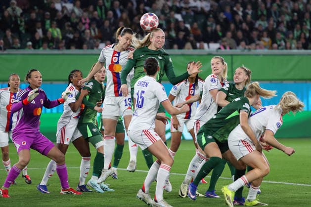 VfL vs Lyon, CL Women, Wolfsburg, 24 03 2026, Football, Women, VfL Wolfsburg vs Olympique Lyon, Champions League, Quarterfinals, Season 2025 2026, Damaris Egurolla Lyon , Camilla Küver VfL Wolfsburg AOK Stadion Niedersachsen Germany