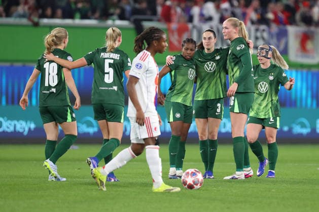 VfL vs Lyon, CL Women, Wolfsburg, 24 03 2026, Football, Women, VfL Wolfsburg vs Olympique Lyon, Champions League, quarter-finals, 2025 2026 season, Lineth Beerensteyn VfL Wolfsburg cheers with the team after their goal for 1 0 AOK Stadion Niedersachsen Germany