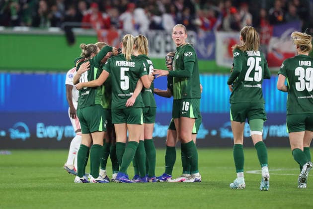 VfL vs Lyon, CL Women, Wolfsburg, 24 03 2026, Football, Women, VfL Wolfsburg vs Olympique Lyon, Champions League, quarter-finals, 2025 2026 season, Lineth Beerensteyn VfL Wolfsburg cheers with the team after their goal for 1 0 AOK Stadion Niedersachsen Germany