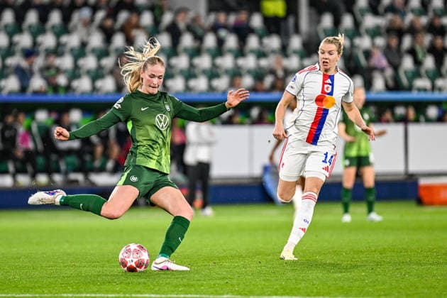 Soccer I Women I Season 2025 2026 I Champions League I Quarter-finals I VfL Wolfsburg OL Lyonnes I 24 03 2026 Camilla Küver 16, VfL Wolfsburg plays the ball in front of Ada Hegerberg 14, OL Lyonnes Wolfsburg Volkswagen Arena Niedersachsen Germany Copyright: xLobeca InesxHähnelx