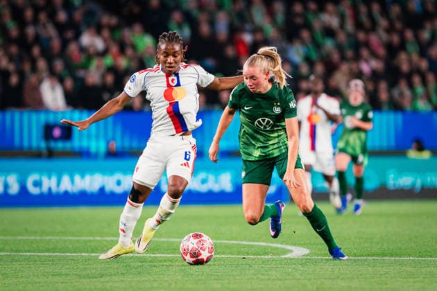 UWCL VfL Wolfsburg vs OL Lyonnes, 24 03 2026 Ella Peddemors VfL Wolfsburg, 5 vs Melchie Dumornay OL Lyon, 6 UEFA Women s Champions League, quarter-final, first leg VfL Wolfsburg vs OL Lyonnes on 24 03 2026 at the Volkswagen Arena, Wolfsburg DFB DFL REGULATIONS PROHIBIT ANY USE OF PHOTOGRAPHS AS IMAGE SEQUENCES AND OR QUASI VIDEO Copyright: xBEAUTIFULxSPORTS Tonhäuserx