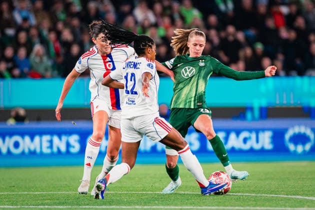 UWCL VfL Wolfsburg vs OL Lyonnes, 24 03 2026 Vivien Endemann VfL Wolfsburg, 25 vs Ashley Lawrence OL Lyon, 12 UEFA Women s Champions League, quarter-final, first leg VfL Wolfsburg vs OL Lyonnes on 24 03 2026 at Volkswagen Arena, Wolfsburg DFB DFL REGULATIONS PROHIBIT ANY USE OF PHOTOGRAPHS AS IMAGE SEQUENCES AND OR QUASI VIDEO Copyright: xBEAUTIFULxSPORTS Tonhäuserx
