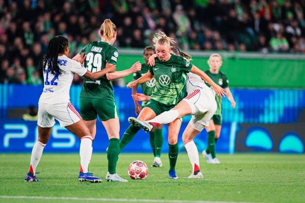UWCL VfL Wolfsburg vs OL Lyonnes, 24 03 2026 Ella Peddemors VfL Wolfsburg, 5 vs Damaris Egurrola OL Lyon, 13 UEFA Women s Champions League, quarter-final, first leg VfL Wolfsburg vs OL Lyonnes on 24 03 2026 at the Volkswagen Arena, Wolfsburg DFB DFL REGULATIONS PROHIBIT ANY USE OF PHOTOGRAPHS AS IMAGE SEQUENCES AND OR QUASI VIDEO Copyright: xBEAUTIFULxSPORTS Tonhäuserx