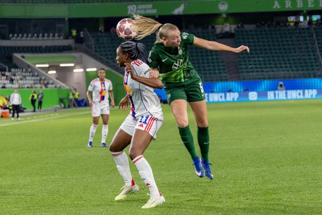 Germany Football UEFA Women™s Champions League 2025 2026, quarter-final VfL Wolfsburg vs OL Lyonnes Volkswagen Arena Wolfsburg Diani Kadidiatou OL Lyonnes, 11 in header duel against Peddemors Ella VfL Wolfsburg, 5 Copyright: xMichellexLukax