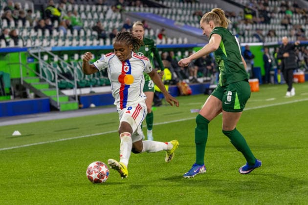 Germany Football UEFA Women™s Champions League 2025 2026, quarter-final VfL Wolfsburg vs OL Lyonnes Volkswagen Arena Wolfsburg Dumornay Melchie OL Lyonnes, 6 in duel against Minge Janina VfL Wolfsburg, 6 Copyright: xMichellexLukax