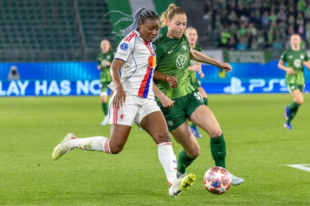 Germany Football UEFA Women™s Champions League 2025 2026, quarter-final VfL Wolfsburg vs OL Lyonnes Volkswagen Arena Wolfsburg Diani Kadidiatou OL Lyonnes, 11 in duel against Linder Sarai VfL Wolfsburg, 39 Copyright: xMichellexLukax