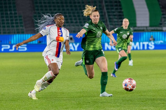 Germany Football UEFA Women™s Champions League 2025 2026, quarter-final VfL Wolfsburg vs OL Lyonnes Volkswagen Arena Wolfsburg Linder Sarai VfL Wolfsburg, 39 in duel against Diani Kadidiatou OL Lyonnes, 11 Copyright: xMichellexLukax