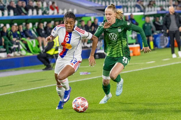 Germany Football UEFA Women™s Champions League 2025 2026, quarter-final VfL Wolfsburg vs OL Lyonnes Volkswagen Arena Wolfsburg Lawrence Ashley OL Lyonnes, 12 in duel against Endemann Vivien VfL Wolfsburg, 25 Copyright: xMichellexLukax