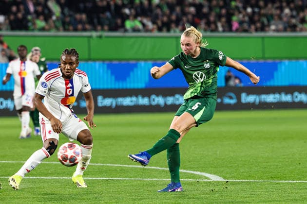 Ella Peddemors VfL Wolfsburg,5 vs Melchie Dumornay OL Lyonnes Lyon,6 Womens Champions League quarter-final season 2025 2026 VfL Wolfsburg vs OL Lyonnes Lyon at the Volkswagen Arena in Wolfsburg Action,soccer,woman,women,ladies,Germany,24 03 2026