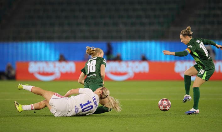 Photo Lindsey HEAPS Lyon goes down against Justine KIELLAND and right Svenja HUTH both Wolfsburg Football Womens Champions League on Tue 24 03 2026 Quarterfinal VfL Wolfsburg Olympique Lyon