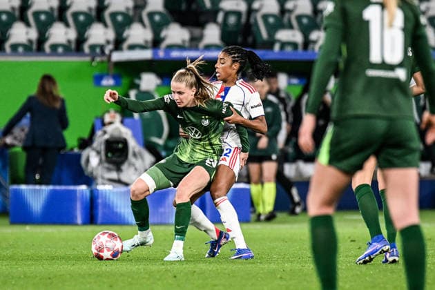 Soccer I Women I Season 2025 2026 I Champions League I Quarterfinals I VfL Wolfsburg OL Lyonnes I 24 03 2026 duel Vivien Endemann 25, VfL Wolfsburg is held by Ashley Lawrence 12, OL Lyonnes Wolfsburg Volkswagen Arena Niedersachsen Germany Copyright: xLobeca InesxHähnelx