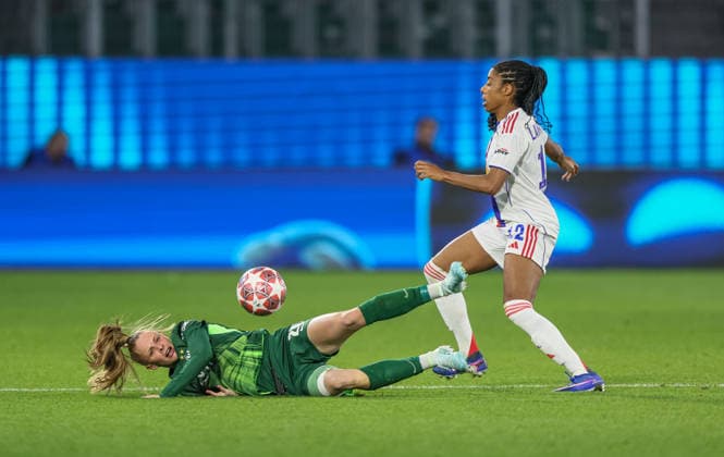 iGER, Wolfsburg, VfL Wolfsburg vs Olympique Lyon, WomenÂs Champions League, Football, UEFA, Season 2025 2026, AOK Arena, Quarter-final, First leg in picture f l Vivien Endemann VfL Wolfsburg Women 25 , Ashley Lawrence Olympique Lyon Women 12 DFB DFL REGULATIONS PROHIBIT ANY USE OF PHOTOGRAPHS AS IMAGE SEQUENCES AND OR QUASI VIDEO, 24 03 2026 Copyright: HMBxMedia HendrikxHamelau