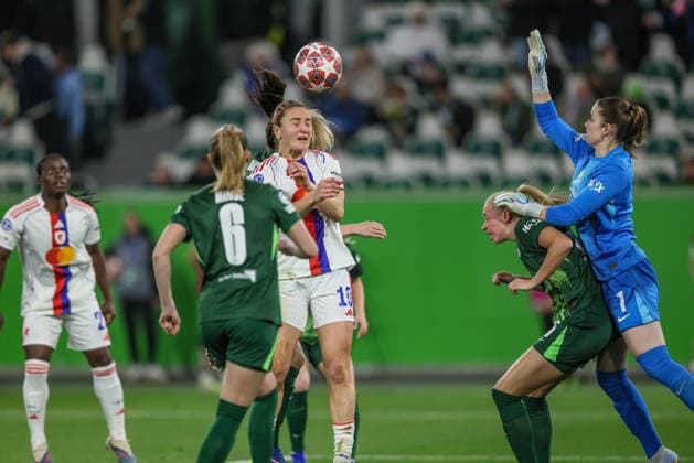 GER, Wolfsburg, VfL Wolfsburg vs Olympique Lyon, WomenÂs Champions League, Football, UEFA, Season 2025 2026, AOK Arena, Quarter-final, First leg in picture from l Lindsey Heaps Olympique Lyon Women 10 , Ella Peddemors VfL Wolfsburg Women 5 , Stina Johannes VfL Wolfsburg Women 1 , Penalty area scene DFB DFL REGULATIONS PROHIBIT ANY USE OF PHOTOGRAPHS AS IMAGE SEQUENCES AND OR QUASI VIDEO, 24 03 2026 Copyright: HMBxMedia HendrikxHamelau