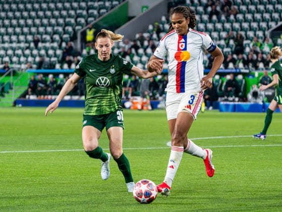 Sarai Linder VfL Wolfsburg, 39 in duel against Wendie Renard OL Lyonnes, 03 VfL Wolfsburg vs Olympique Lyon, Football, Women UEFA Champions League, Quarter-finals, 2025 2026 season, 24 03 2026 VfL Wolfsburg vs Olympique Lyon, Football, Women UEFA Champions League, Quarter-finals, 2025 2026 season, 24 03 2026 Wolfsburg Copyright: xEibner-Pressefoto DamianxKruczynx EP_DKI