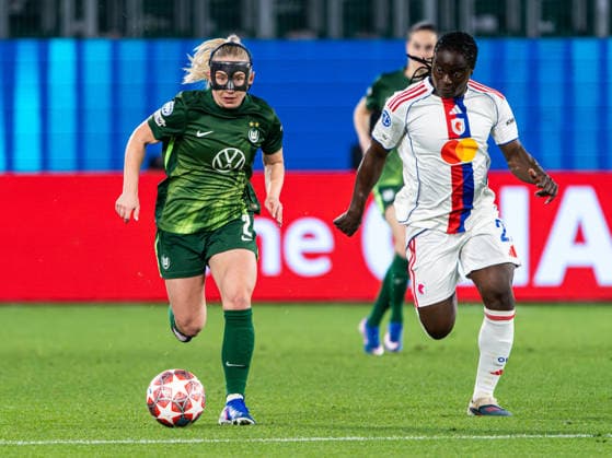 Thea Bjelde VfL Wolfsburg, 02 in running duel against Tabitha Chawinga OL Lyonnes, 22 VfL Wolfsburg vs Olympique Lyon, Football, Women UEFA Champions League, quarter-finals, 2025 2026 season, 24 03 2026 VfL Wolfsburg vs Olympique Lyon, Football, Women UEFA Champions League, quarter-finals, 2025 2026 season, 24 03 2026 Wolfsburg Copyright: xEibner-Pressefoto DamianxKruczynx EP_DKI