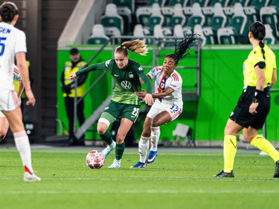 Vivien Endemann VfL Wolfsburg, 25 in duel against Ashley Lawrence OL Lyonnes, 12 VfL Wolfsburg vs Olympique Lyon, Football, Women UEFA Champions League, Quarter-finals, 2025 2026 season, 24 03 2026 VfL Wolfsburg vs Olympique Lyon, Football, Women UEFA Champions League, Quarter-finals, 2025 2026 season, 24 03 2026 Wolfsburg Copyright: xEibner-Pressefoto DamianxKruczynx EP_DKI