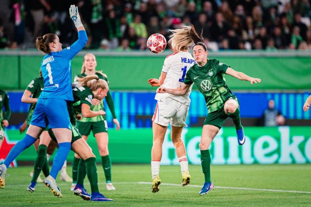 UWCL VfL Wolfsburg vs OL Lyonnes, 24 03 2026 Lindsey Heaps OL Lyon, 10 with the header, next to her Stina Johannes VfL Wolfsburg, 1 and Caitlin Dijkstra VfL Wolfsburg, 3 UEFA Women s Champions League, Quarter-final, first leg VfL Wolfsburg vs OL Lyonnes on 24 03 2026 in the Volkswagen Arena, Wolfsburg DFB DFL REGULATIONS PROHIBIT ANY USE OF PHOTOGRAPHS AS IMAGE SEQUENCES AND OR QUASI VIDEO Copyright: xBEAUTIFULxSPORTS Tonhäuserx
