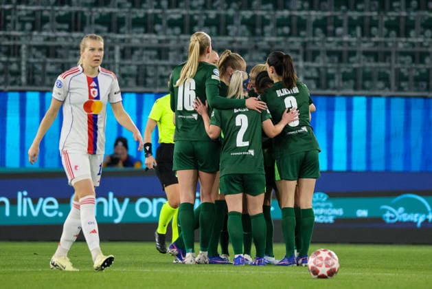 Wolfsburg, Germany 24 March 2026 UEFA Women™s Champions League quarter-final first round VfL Wolfsburg Women vs OL Lyonnes In the picture scorer Lineth Beerensteyn VfL , hidden in the picture, scores the goal to make it 1 0 for Wolfsburg and cheers with her teammates Copyright: HMBxMedia MadeleinexFantini
