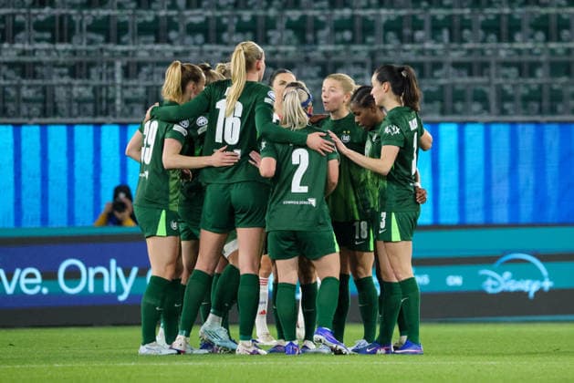 Wolfsburg, Germany 24 March 2026 UEFA Women™s Champions League quarter-final first round VfL Wolfsburg Women vs OL Lyonnes In the picture scorer Lineth Beerensteyn VfL , second from the right in the picture, scores the goal to make it 1-0 for Wolfsburg and cheers with her teammates Copyright: HMBxMedia MadeleinexFantini