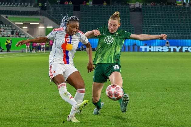 Wolfsburg, Germany 24 March 2026 UEFA Women™s Champions League quarter-final first round VfL Wolfsburg Women vs OL Lyonnes In the picture from left in the duel Kandidatou Diani OL Lyonnes and Sarai Linder VfL Copyright: HMBxMedia MadeleinexFantini