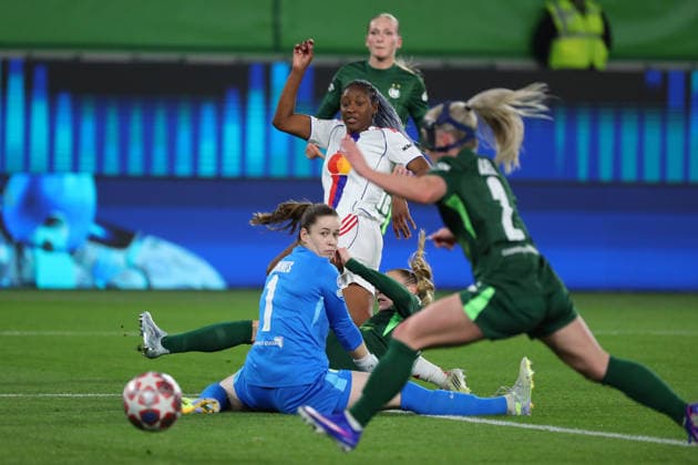 VfL vs Lyon, CL Women, Wolfsburg, 24 03 2026, Football, Women, VfL Wolfsburg vs Olympique Lyon, Champions League, Quarterfinals, Season 2025 2026, Goalkeeper Stina Johannes VfL Wolfsburg , Kadidiatou Diani Lyon AOK Stadion Niedersachsen Germany