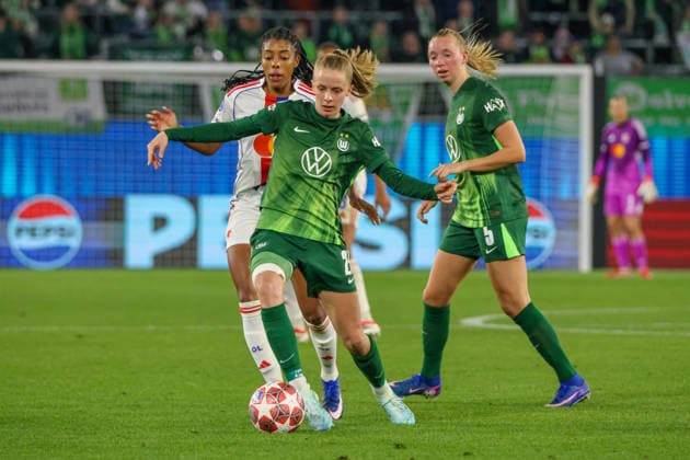 Wolfsburg, Germany 24 March 2026 UEFA Women™s Champions League quarter-final first round VfL Wolfsburg Women vs OL Lyonnes In the picture from left in the duel Ashley Lawrence OL Lyonnes , Vivien Endemann VfL and Ella Peddemors VfL Copyright: HMBxMedia MadeleinexFantini