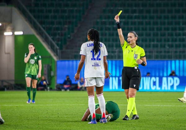 Germany Football UEFA Women™s Champions League 2025 2026, quarter-final VfL Wolfsburg vs OL Lyonnes Volkswagen Arena Wolfsburg Yellow card for player Ashley Lawrence OL Lyonnes, 12 Referee Emanuela Rusta Wolfsburg Copyright: xAymanxAlahmedx